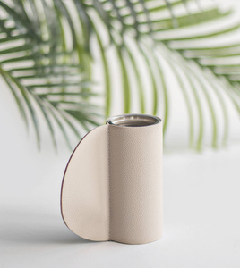 Wazonik w skórzanej osłonce beżowy 14 cm