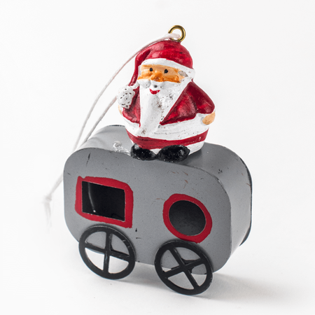 Zawieszka metalowa przyczepa z figurką wys.8,5 cm