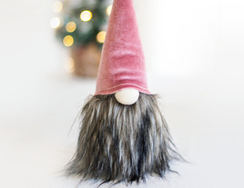 Figurka świąteczna materiałowa skrzat różowy