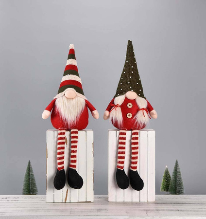 Dekoracja świąteczna gnom siedzący czerwony z warkoczami h:53cm